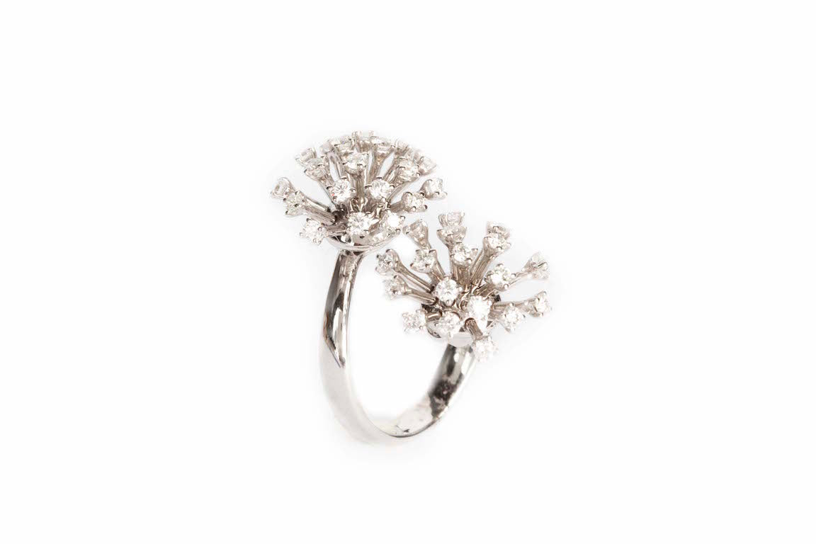 Flower Ring with Moving Diamonds
